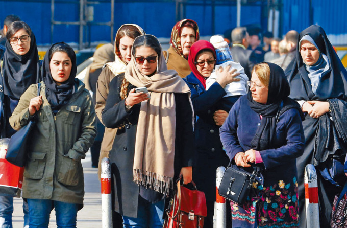 德黑蘭街上戴頭巾的婦女。