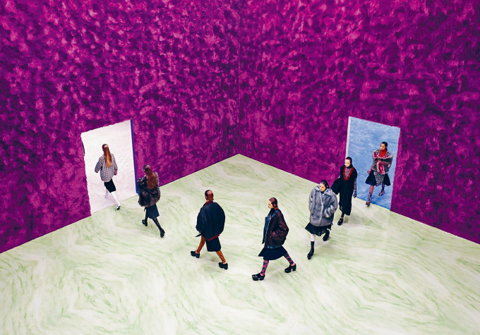Prada 2021秋冬女周展的騷場設計，一如1月舉行的男裝騷場。