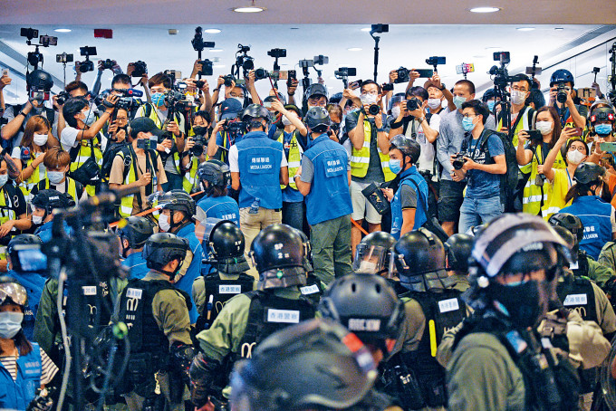 反修例風波示威活動，常見各大傳媒及網媒記者採訪，警方今起採新規定核實在場記者身分。