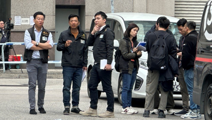 大批元朗警区重案组探员到场跟进调查。梁国峰摄