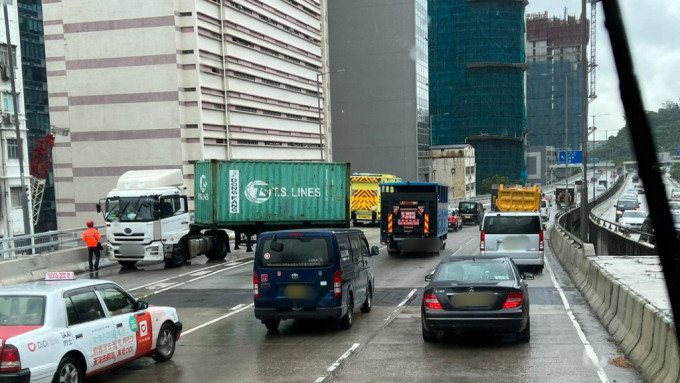 货柜车呈翔道失控自炒。图:网民 香港突发事故报料区