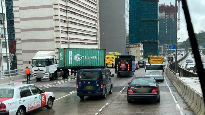 貨櫃車呈翔道失控自炒。圖:網民 香港突發事故報料區