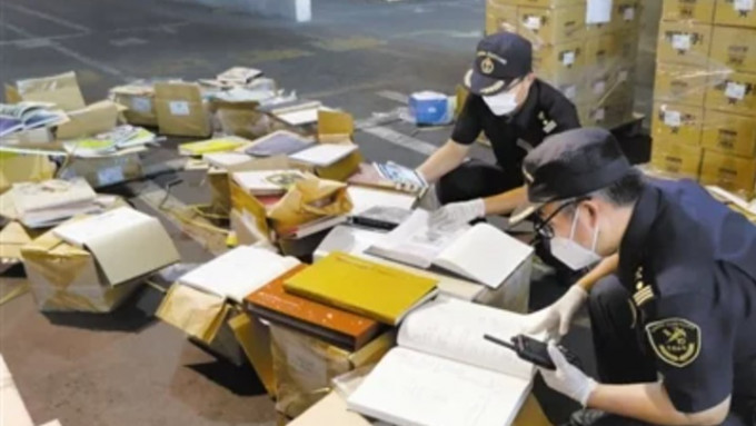 天津海关查扣逾千本台湾书籍，指其印有违反「一中原则」字样。网上图片