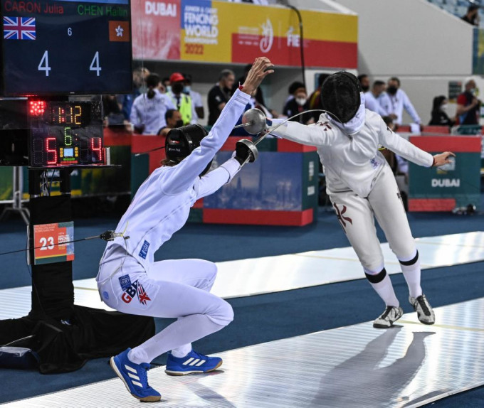 陈海琳(右)跻身女重六十四强，惜不敌日本对手无缘晋级。国际剑联FB图片