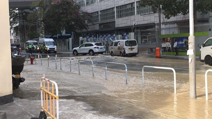 九龙湾大业街爆水管。Wing Kei Lee‎ 图片