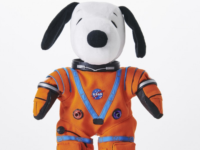 史努比公仔被穿上太空服为登月作准备。AP