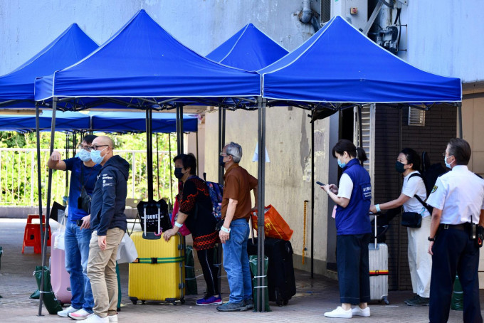 当局要求荃威花园R座所有居民撤离检疫21日。
