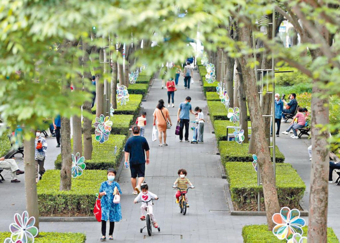 上海恢复正常生产生活秩序，市民在徐家汇公园游玩。