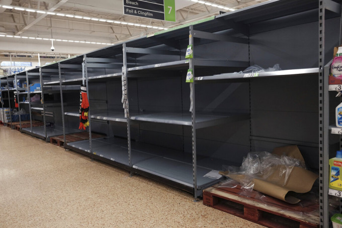 英国超市厠纸被抢空。AP