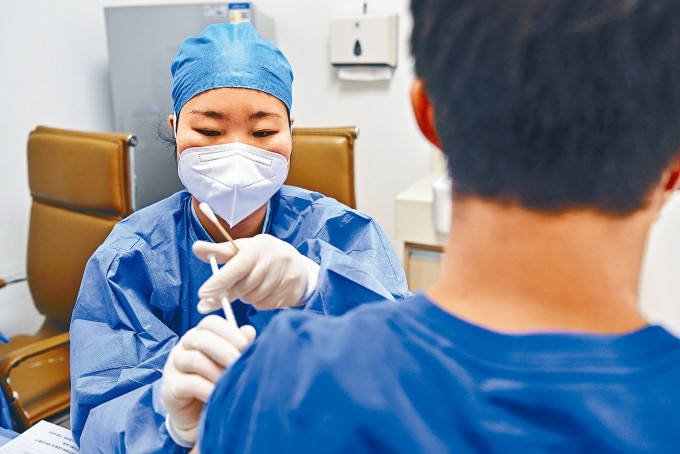 廣州市祈福醫院人員為市民接種疫苗。