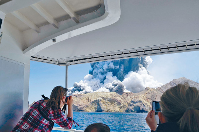 遊客去年底在船上目擊紐西蘭白島火山爆發。