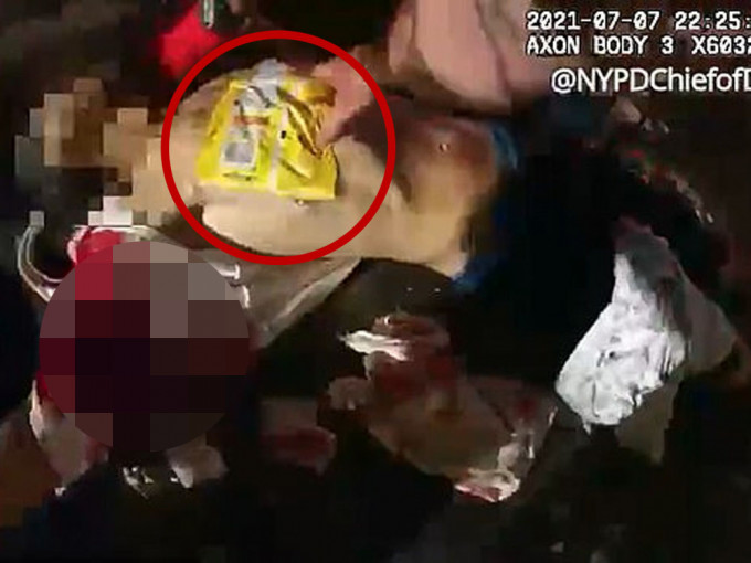 纽约男遭刀刺血流不止， 警员拿薯片袋止血救命。