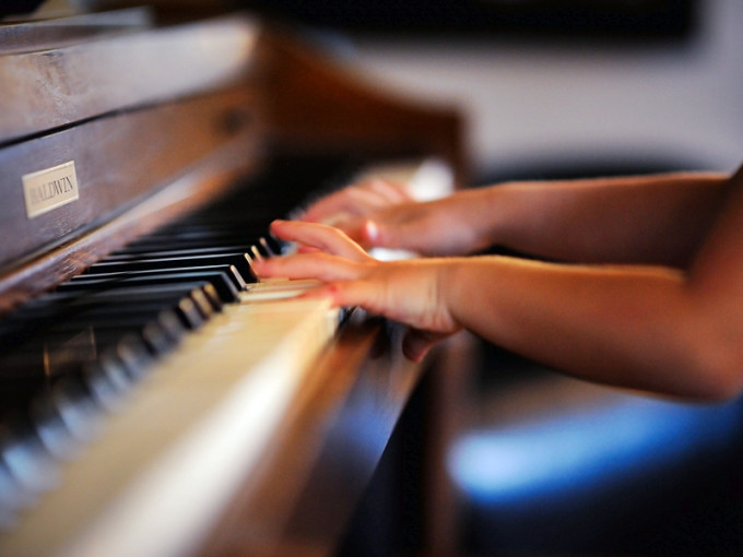 一名鋼琴老師近日在網上表示，不知怎樣教一個3歲的小孩學琴。unsplash圖片