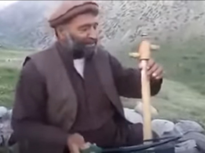 安达拉比（Fawad Andarabi）传已遭塔利班分子枪毙。网上影片截图