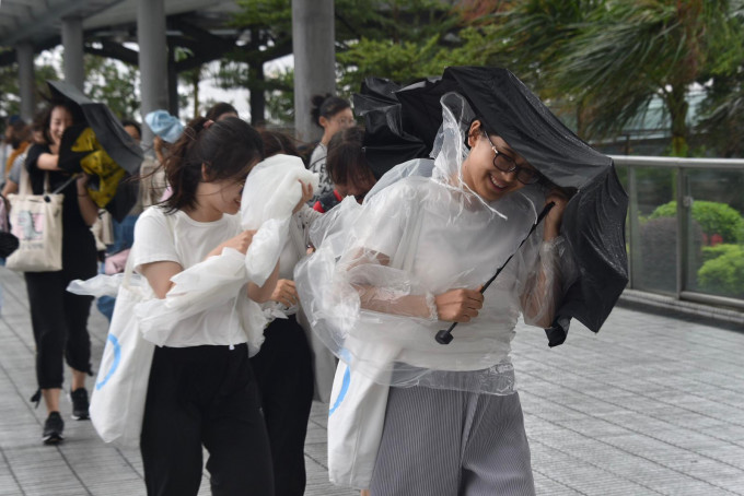 天文台發出黃色暴雨警告。