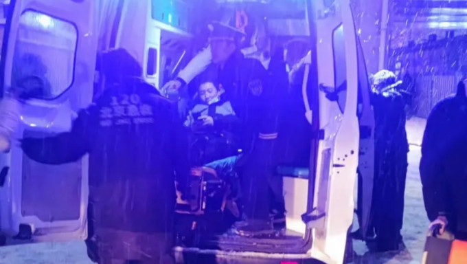 有傷者被救援人員用輪椅送上救護車。 紅星新聞