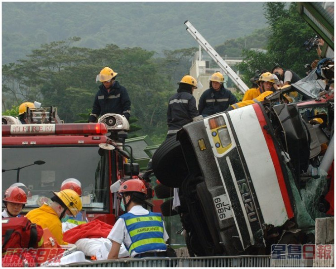 旅巴車頂損毀嚴重，壓入車廂之內。資料圖片