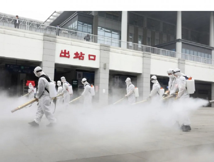 消防員在湖北宜昌市車站進行消毒。網圖