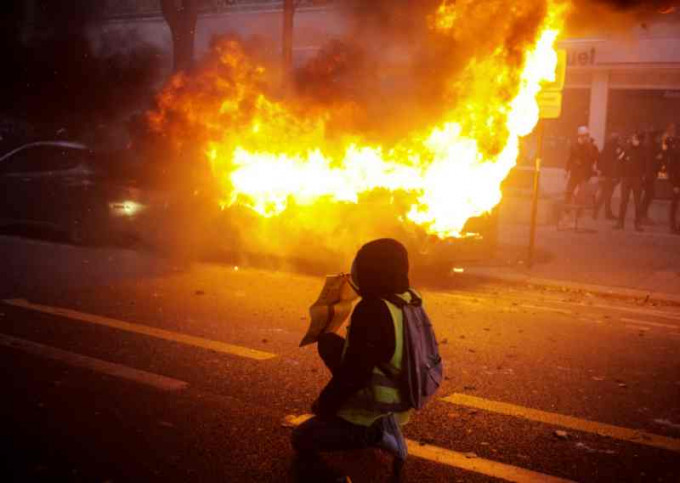 有示威者搗亂放火有數輛汽車被毀。AP