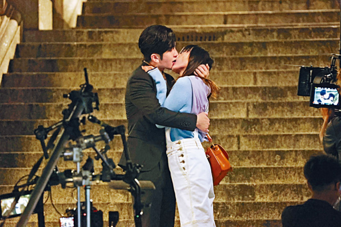 AL和陈汉娜在阶梯上相拥激吻，引现场粉丝起哄。