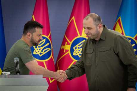 烏總統澤連斯基與新任國防部長烏梅羅夫(右)日前在基輔一同出席軍方會議。路透社