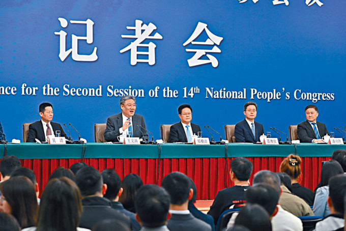 十四届全国人大二次会议经济主题记者会昨日在京召开。