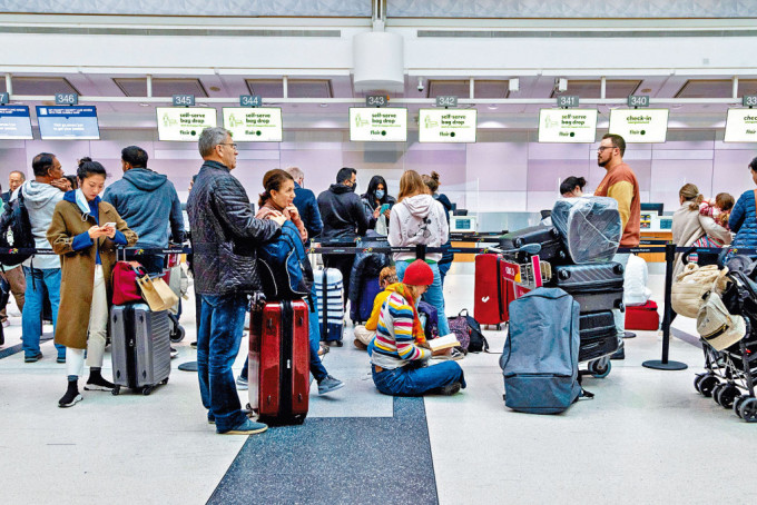 多倫多皮爾遜國際機場內旅客等候辦理登機手續。