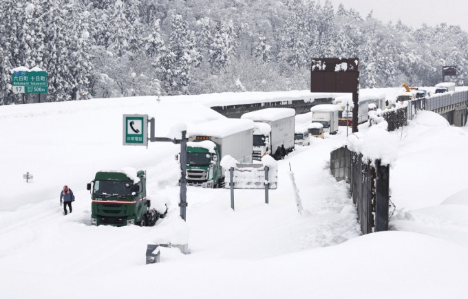 新潟縣內的高速公路「關越自動車道」有約1000輛車輛受雪災所困。ap圖