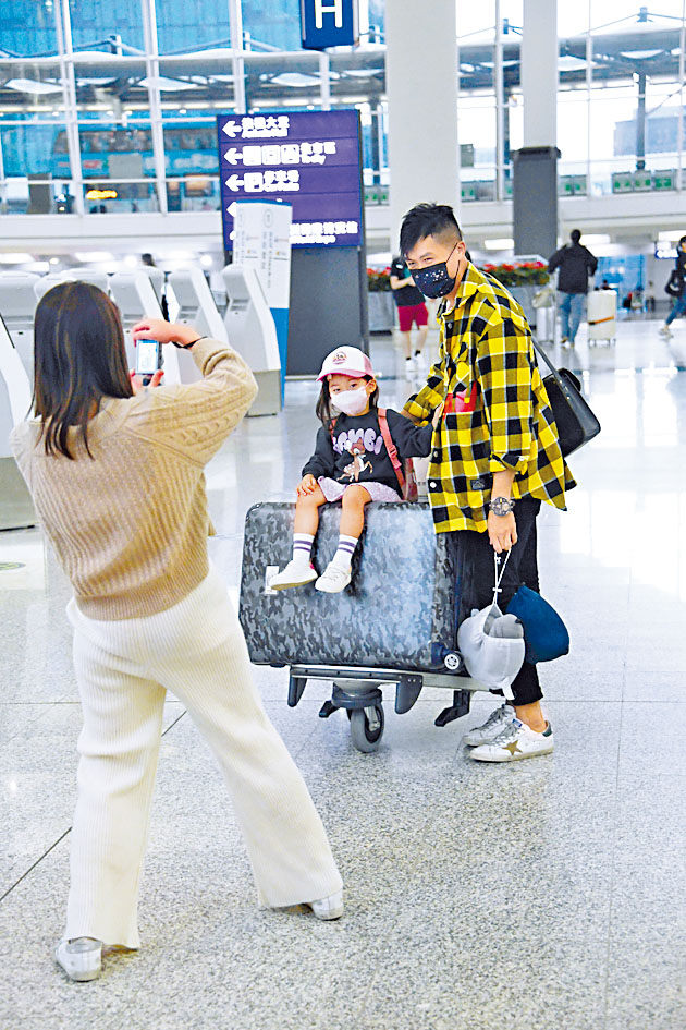 香港快运首班自由行赴日航班，旅客难掩兴奋。