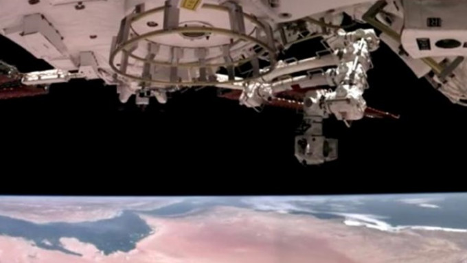 神舟十四号两名太空人进行首次出舱任务。网上图片
