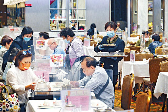 餐飲業期待四月二十一日社交距離措施放寬，吸消費券客人。