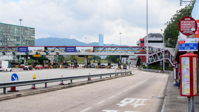 一輛重型貨車駛至東隧往香港方向出口的收費亭時突然停低，警方經調查後以涉嫌酒後駕駛將司機拘捕。網上圖片