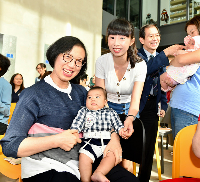 食物及衛生局局長陳肇始呼籲社會各界支持母乳餵哺。 政府圖片