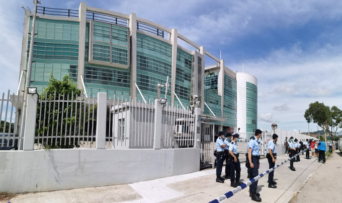 大批警员封锁壹传媒大楼进行搜查。资料图片