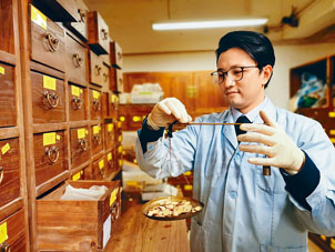 朱立城于IVE毕业后创立香港中医药服务中心，特意制作具刺激和增强免疫系统功用的防疫香包。