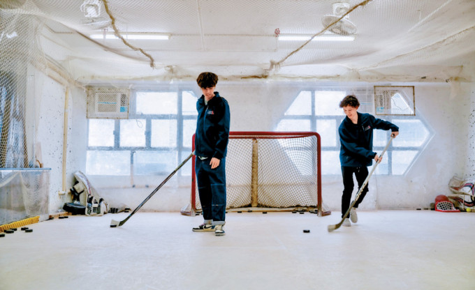港队冰球运动员刘子乐、戴永昌从小学习冰球，他们深感香港缺乏冰球训练场地的问题。