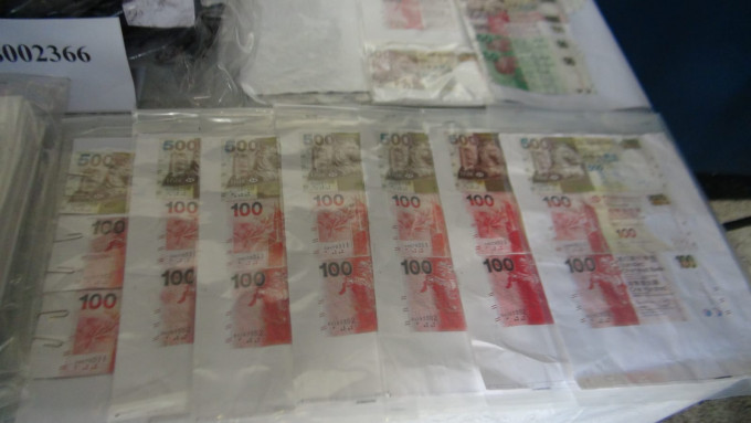 警方今年首5個月共檢獲1400多張港幣偽鈔，較去年同期飆升近8成。林思明攝
