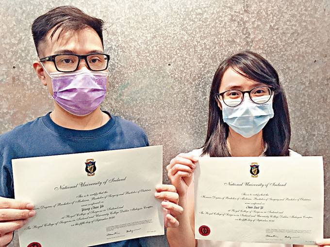 ■杨震宇（左）及陈雪怡（右）两人以一级荣誉成绩完成海外医科课程。