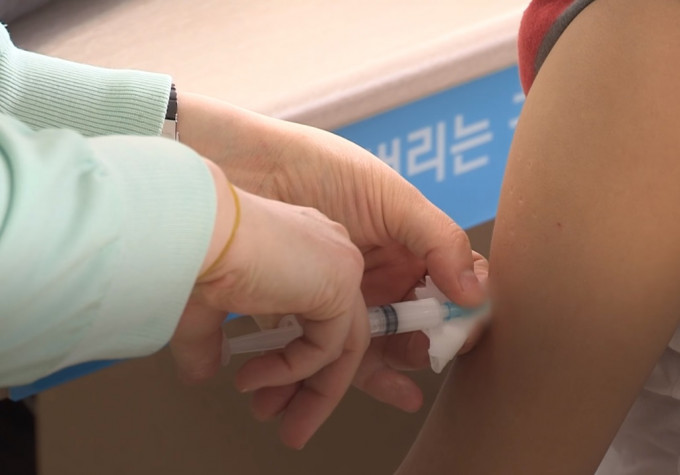专家呼吁发生集体感染地区的市民接受疫苗。网上图片