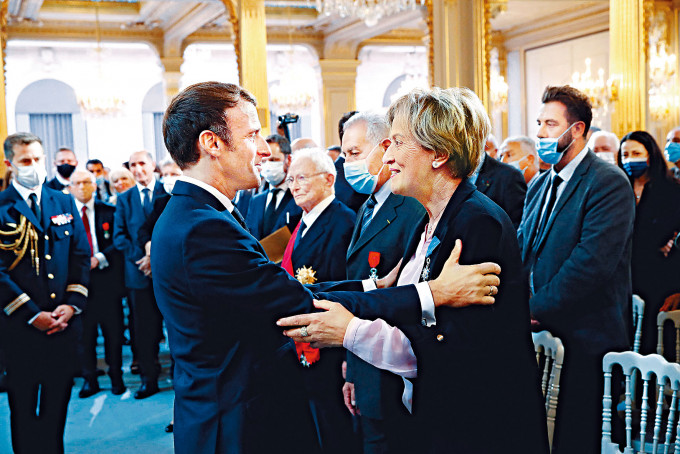 法国总统马克龙周一在爱丽舍宫颁发勋章，表彰在阿尔及利亚独立战争中曾协助法军的阿国人。　