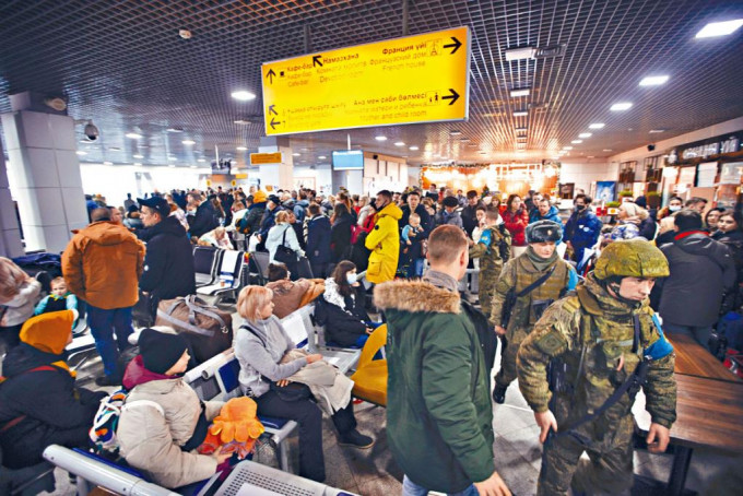 俄羅斯公民周日在哈薩克阿拉木圖的機場，準備乘俄軍飛機赴莫斯科。 