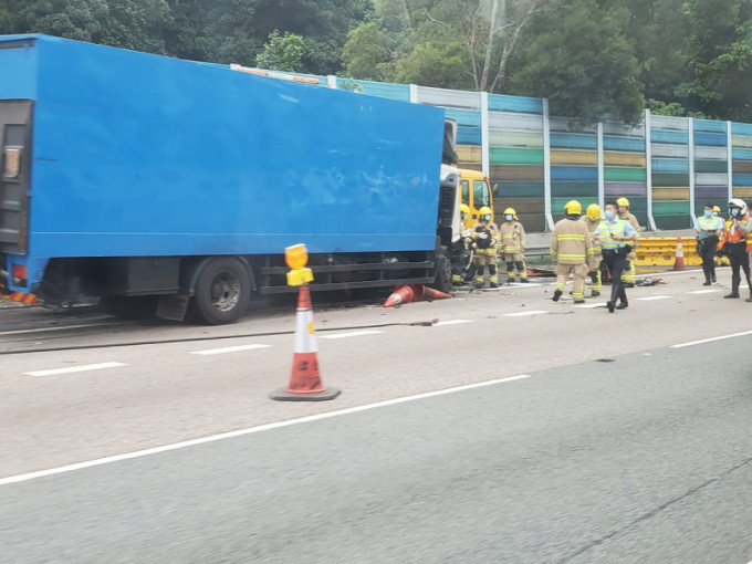 意外後有車輛漏油，導致現場交通大擠塞。香港突發事故報料區Cheung Kenny圖片