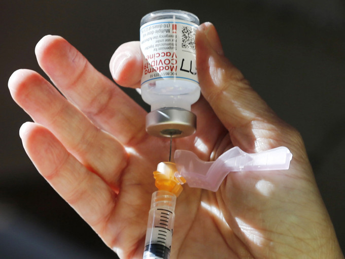 莫德納指旗下新冠疫苗可對抗英國及南非的變種病毒。AP圖片