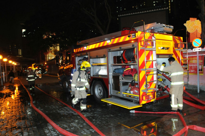 消防接報出動一條喉及一隊煙帽隊灌救，約半小時後將火救熄。
