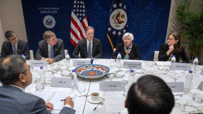 耶伦早上与中国政府官员和气候专家举行圆桌会议。美联社