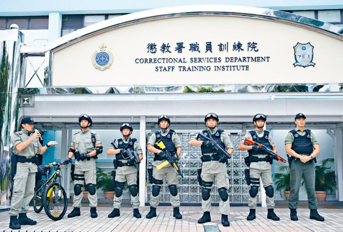 ■惩教署区域应变队于一六年成立，成员均配备了防暴枪等武器。