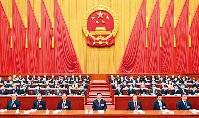 ■今年全国人大昨在北京人民大会堂举行，国家主席习近平等领导人及二千九百多名人大代表出席。