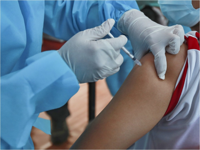 印度醫護混淆了消毒劑和疫苗，並為12名兒童注射了。AP資料圖片