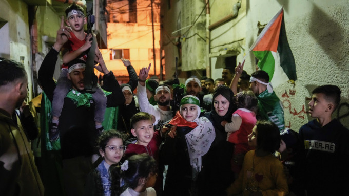 獲釋巴勒斯坦女子返回位於西岸地區的那不魯斯（Nablus）巴拉塔難民營，親友夾道歡迎。 美聯社
