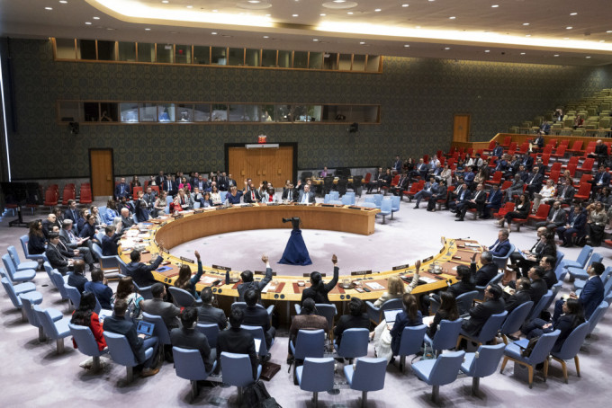 联合国安理会通过以哈3阶段停火决议。美联社